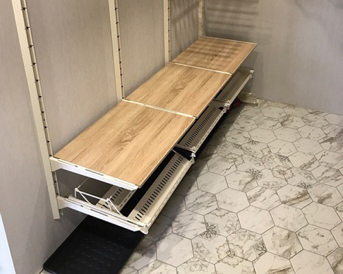 Гардеробная небольшая с выдвижной брючницей